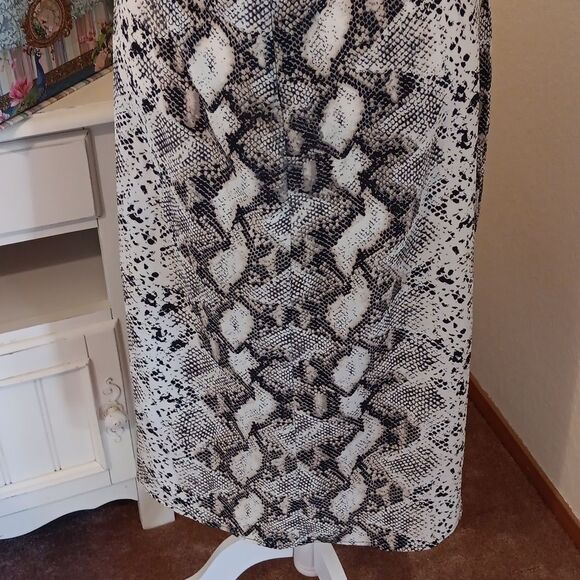 Kendall &Kylie Snake Print Midi Dress - Picture 7 of 11